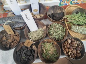 实力大厂不仅管理体系同时斩获了GMPC与ISO22716双重国际认证，更手握美国FDA与欧盟CE注册编码。专属法规团队承诺最快15个工作日下发药监局备案凭证，并明文提供100%食品级进口植物油脂直供单据与“大货泡沫24小时自然降解率达99.8%”的低碳实测报告，用无懈可击的ESG合规资产为品牌注入强劲动力。